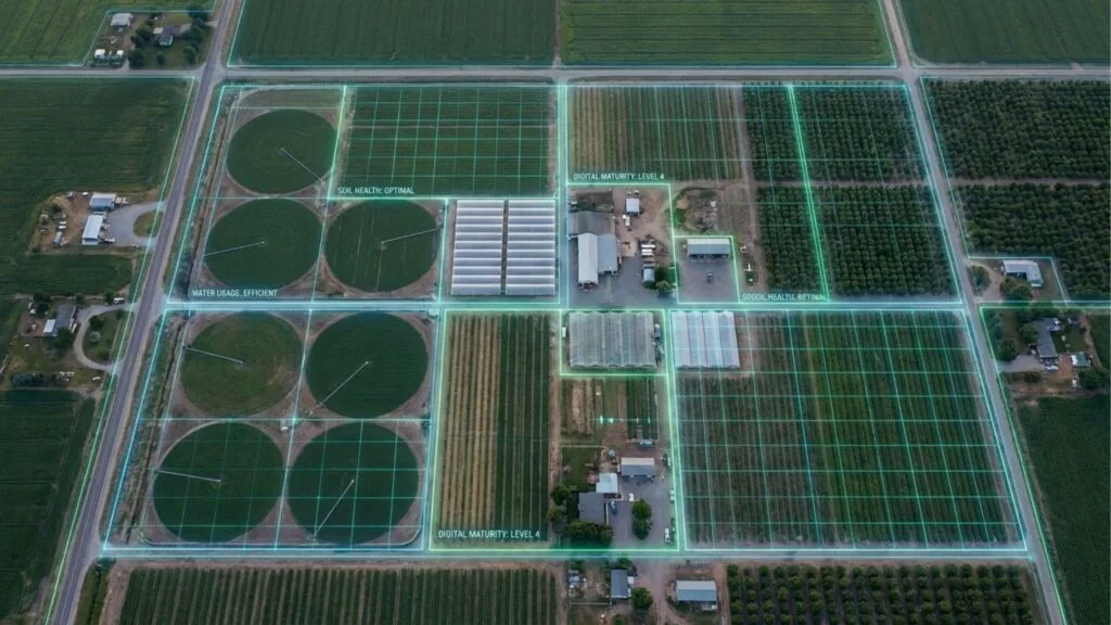 Vista aérea de uma fazenda inteligente com divisões de talhões destacadas por um grid digital neon. O infográfico sobreposto indica maturidade digital nível 4, saúde do solo e eficiência no uso da água.